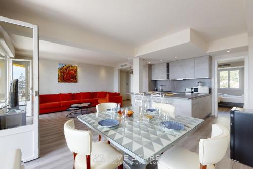 une cuisine et un salon avec une table et des chaises dans l'établissement Suite Horizon FSHH, à Beaulieu-sur-Mer