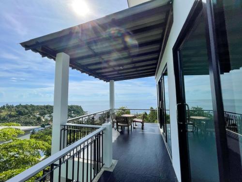 a balcony with a view of the ocean at High Life Villas in Salad Beach