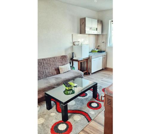 una sala de estar con un sofá y una mesa en Janja, en Žabljak