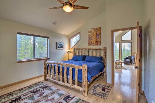 Una cama o camas en una habitación de Colorado Lodge with Mountain Views, Near Trails