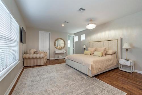 a bedroom with a large bed and a mirror at Vacation home with pool. 4 bedrooms. Sleeps 10 in Naples
