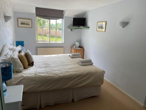 Un dormitorio con una cama grande y una ventana en THE SHEARS INN en Marlborough