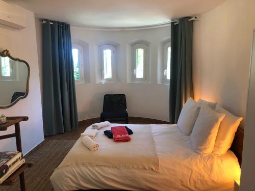 VentabrenにあるLa Tour- Pigeonnier Provençal - Mas des Sous Boisのベッドルーム1室(ベッド1台、動物2匹の詰め物付)