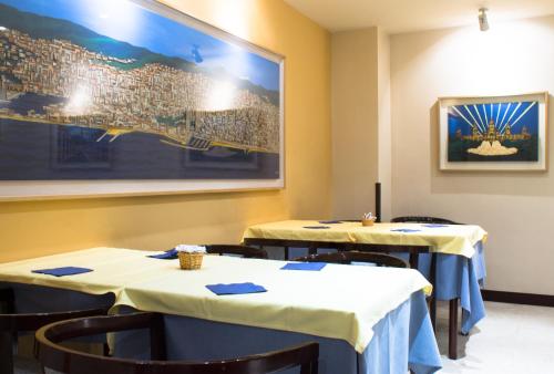 une salle à manger avec deux tables et des serviettes bleues dans l'établissement Atlantis by Atbcn, à Barcelone