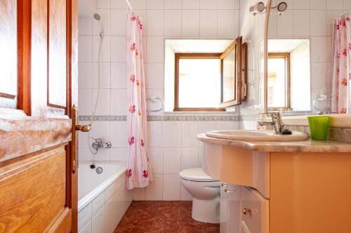 ein Badezimmer mit einem Waschbecken, einem WC und einer Badewanne in der Unterkunft Casa Enrique en el oriente de Asturias in Quintana de Llanes