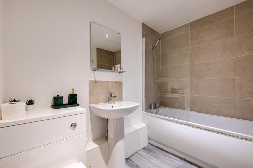 Bathroom sa Stunning 2 bed apt with free parking close to CC
