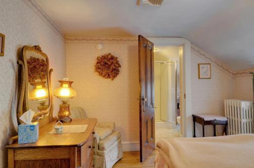 ein Schlafzimmer mit einem Bett, einem Waschtisch und einem Spiegel in der Unterkunft Melville House Newport in Newport