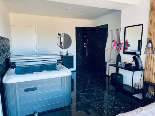 Un baño azul con lavabo y ducha. en Louisiana - Chambre privative, en Calais