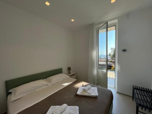 En eller flere senge i et værelse på Appartamento Aria di mare