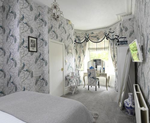 Una cama o camas en una habitación de Howarth House