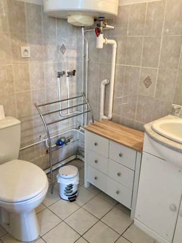 une salle de bain avec toilettes et lavabo dans l'établissement Le 22 - Studio 4p Proche Mer & Vue Bourg, à Arromanches-les-Bains