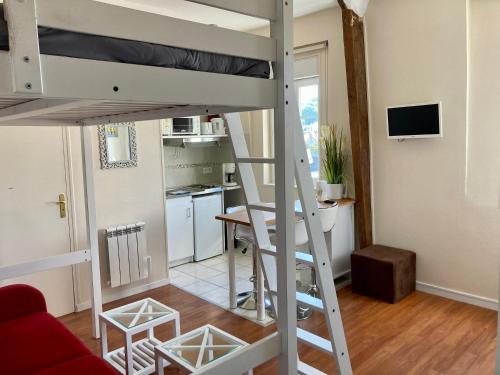 ein Hochbett in einem kleinen Zimmer mit Küche in der Unterkunft Le 22 - Studio 4p Proche Mer & Vue Bourg in Arromanches-les-Bains