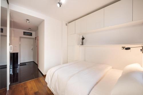 En eller flere senge i et værelse på Nowolipki Red Apartment