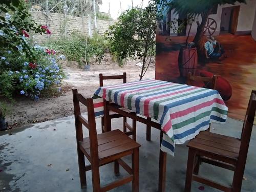 une table et des chaises avec un tissu de table rayé dans l'établissement Departamento Familiar Pimentel - Ica, à Ica