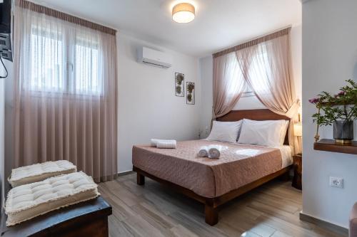 Un dormitorio con una cama grande y una ventana en Folia apartment en Skopelos Town