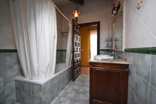 A bathroom at Casa rural de estilo rustico con SPA