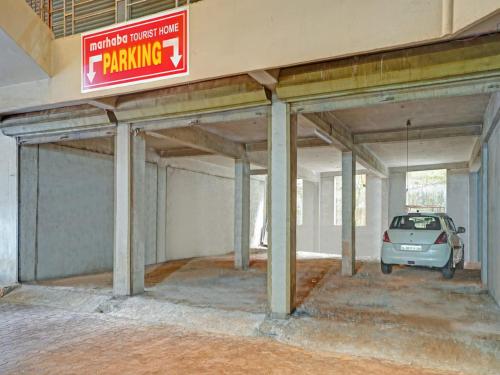 een parkeergarage met een auto erin geparkeerd bij Marhaba Tourist Home in Kozhikode