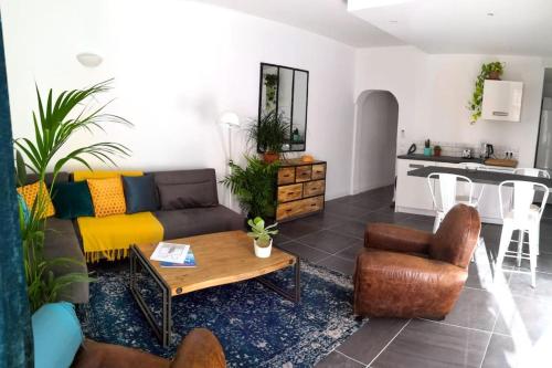 Il comprend un salon avec un canapé et une table. dans l'établissement Beautifully Bright Apartment in Old Town Saint-Tropez, à Saint-Tropez