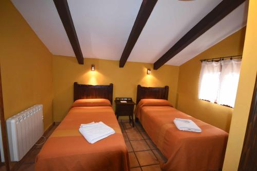 A bed or beds in a room at Casa rural de estilo rustico con SPA