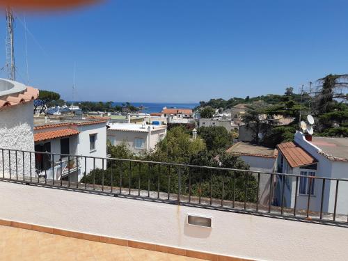un balcon avec vue sur une ville dans l'établissement Villa Angela, à Ischia