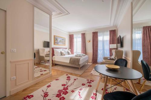 sypialnia z łóżkiem i stołem w pokoju w obiekcie LE BEAU MARAIS - Luxury Apartments, AIR COND, LIFT w Paryżu
