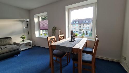 a dining room table and chairs in a room at Ferienwohnung Camping Buchholz in Hamburg