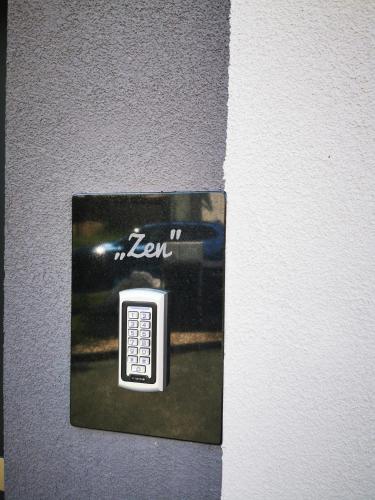 a picture of a remote control on a wall at Przystań Dobrej Energii, domki całoroczne z gorącą balią z hydromasażem in Kłodzko