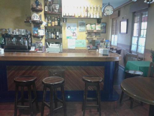 Ο χώρος του lounge ή του μπαρ στο Hostal Les Bedules
