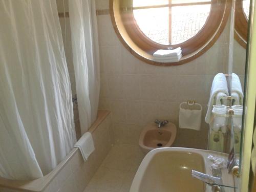Ένα μπάνιο στο Hostal Les Bedules