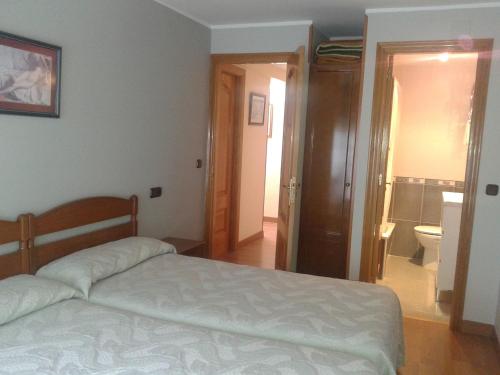 Ένα ή περισσότερα κρεβάτια σε δωμάτιο στο Hostal Les Bedules