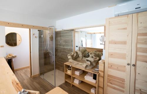 a bathroom with a shower and a glass shower stall at Hotel Don Marcos in Osma
