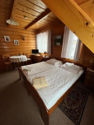 Llit o llits en una habitació de Chata Sosnówka Residence