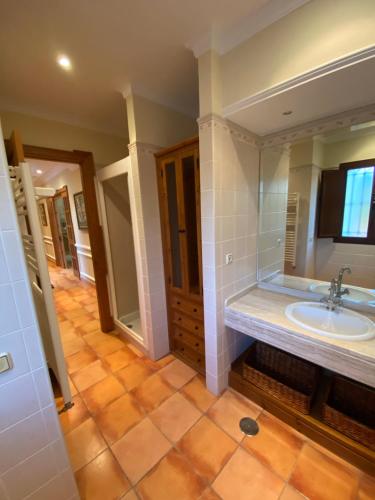 un baño con lavabo y espejo en Villa Las Viñas, en Ronda