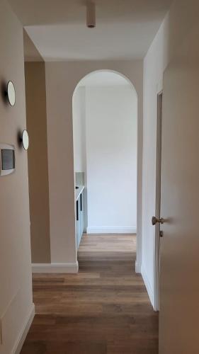 an empty hallway with an archway in a building at TUTTOTONDO in Pescara