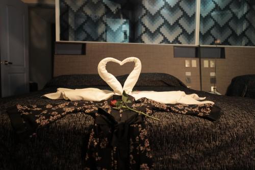 a bed with a heart made out of towels at Hotel Plaza Delta in Mexico City