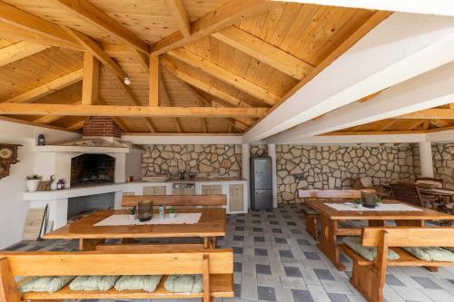 Villa Mičić tesisinde bir restoran veya yemek mekanı