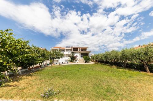 Villa Mičić tesisinin dışında bir bahçe
