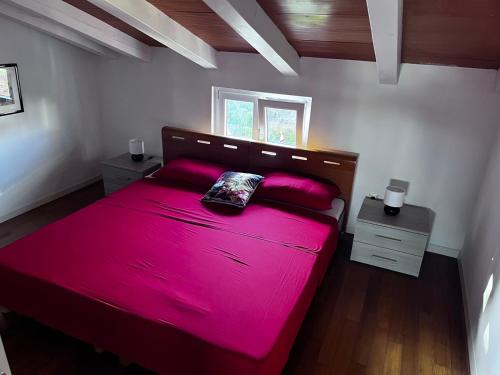 Un dormitorio con una cama grande con una manta roja. en Emonia apartman, en Novigrad Istria