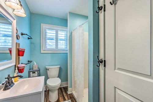 un bagno con un water bianco e un lavandino di Breezy Silver Lake Getaway Fishing Dock, Grill! a Mears