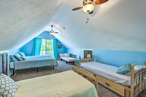 Camera con 3 letti e ventilatore a soffitto. di Breezy Silver Lake Getaway Fishing Dock, Grill! a Mears
