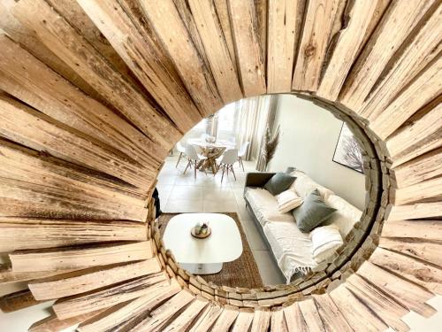 a circular mirror in the living room of a house at Le "61" MARINA ROOFTOP 2CH 2SDB TERRASSE MARINA in Baimbridge