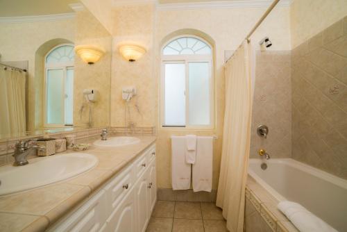 Ένα μπάνιο στο Los Suenos Resort Colina 5E two bedroom by Stay in CR
