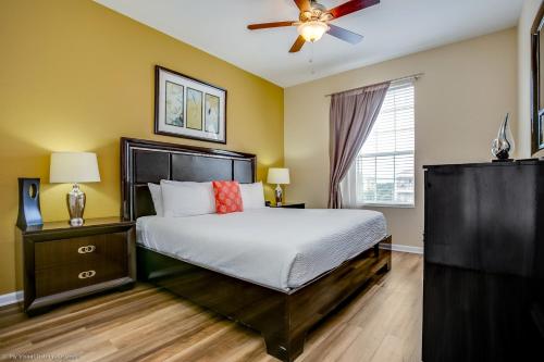 een slaapkamer met een bed en een plafondventilator bij 4814 Cayview Avenue #401 in Orlando