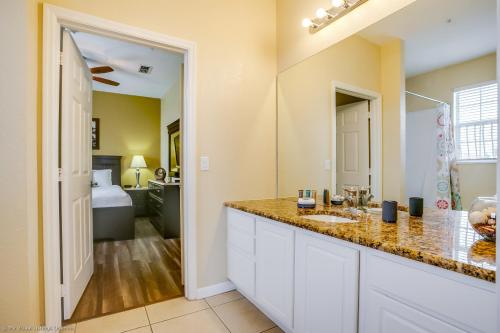 Afbeelding uit fotogalerij van 4814 Cayview Avenue #401 in Orlando