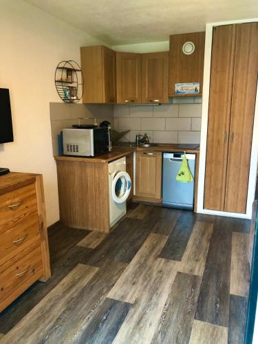 une cuisine avec un lave-linge et un micro-ondes dans l'établissement Appartement vue mer le barcares, au Barcarès