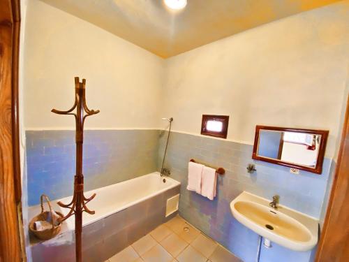 a bathroom with a bath tub and a sink at Guest House Defat Kasbah in Aït Ben Haddou