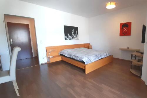- une chambre avec un lit dans un dortoir doté de parquet dans l'établissement Schönes Apartment in perfekter Lage, à Mönchengladbach