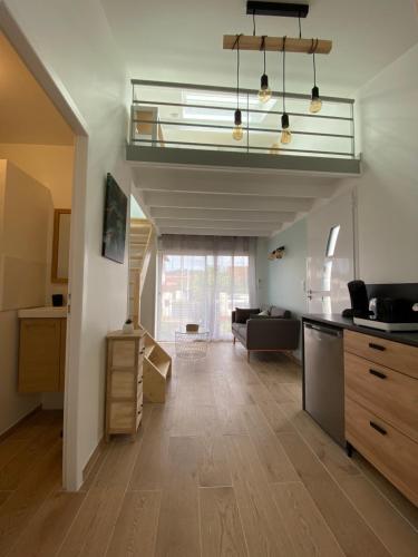 une pièce avec une cuisine et un salon dans l'établissement Superbe appartement climatisé entre mer et montagne, à Anglet