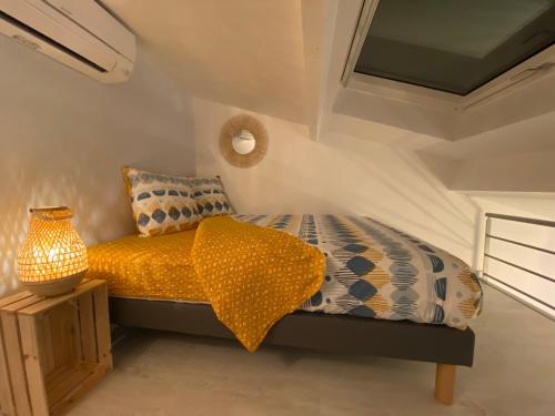 Säng eller sängar i ett rum på Superbe appartement climatisé avec jardin entre mer et montagne