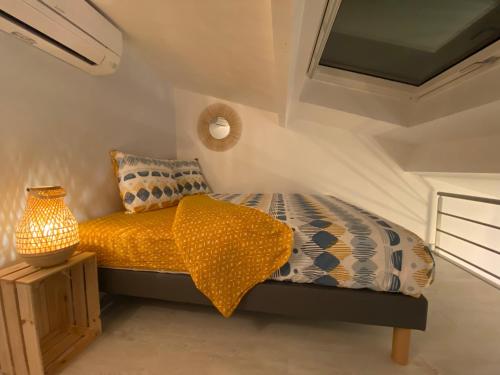 sypialnia z łóżkiem i wazonem na stole w obiekcie Superbe appartement climatisé entre mer et montagne w mieście Anglet